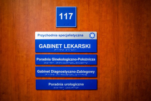 Szyld na drzwiach, z napisem "Gabinet Lekarski - Poradnia Urologiczna"